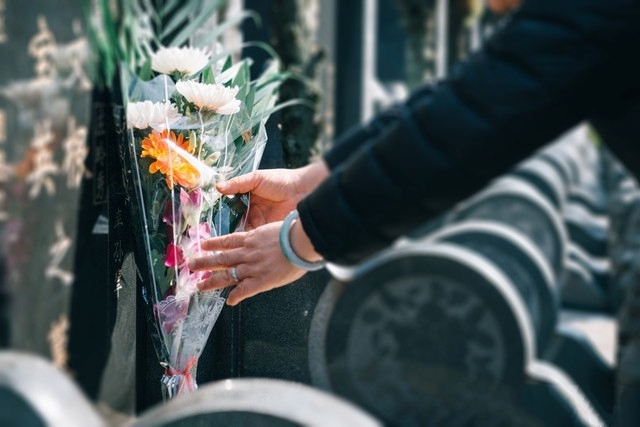 Tại sao cúng bái linh đình nhà cửa vẫn lục đục? Đọc 3 cấm kỵ tảo mộ ngày Thanh Minh mới giật mình vì bao năm qua toàn làm sai