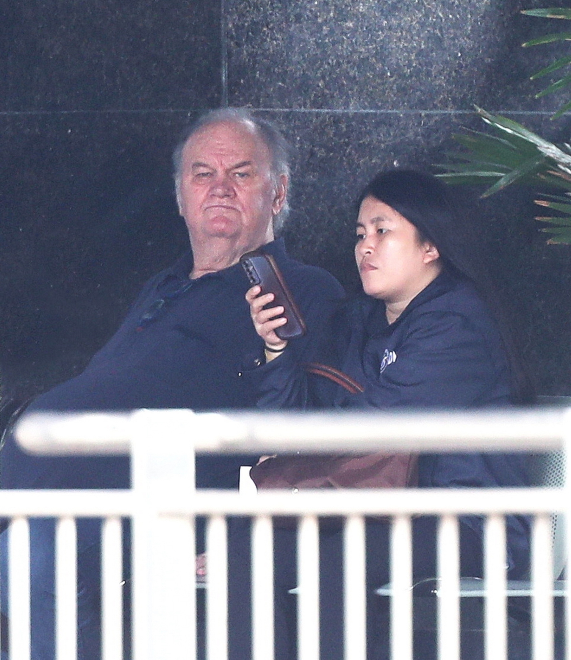 Bị con gái xa cách, bố ruột Meghan Markle tìm thấy tình yêu với nữ y tá kém 35 tuổi sau bạo bệnh: 