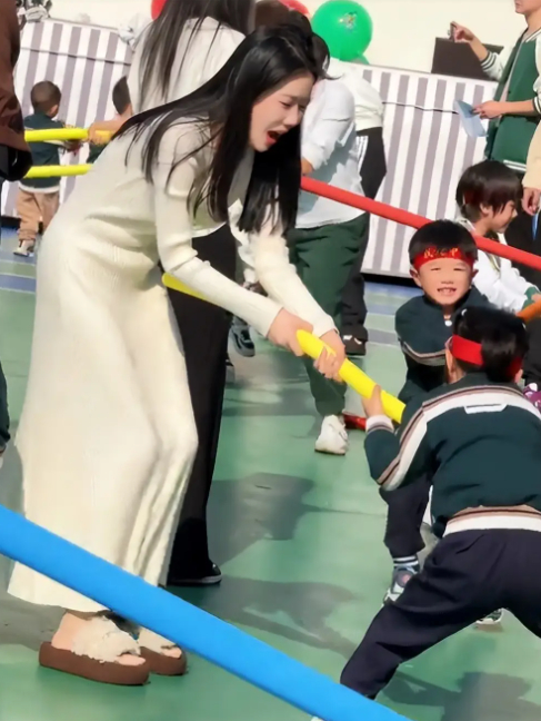 Bộ váy không phù hợp hoàn cảnh khiến phụ huynh nhận phải tranh cãi