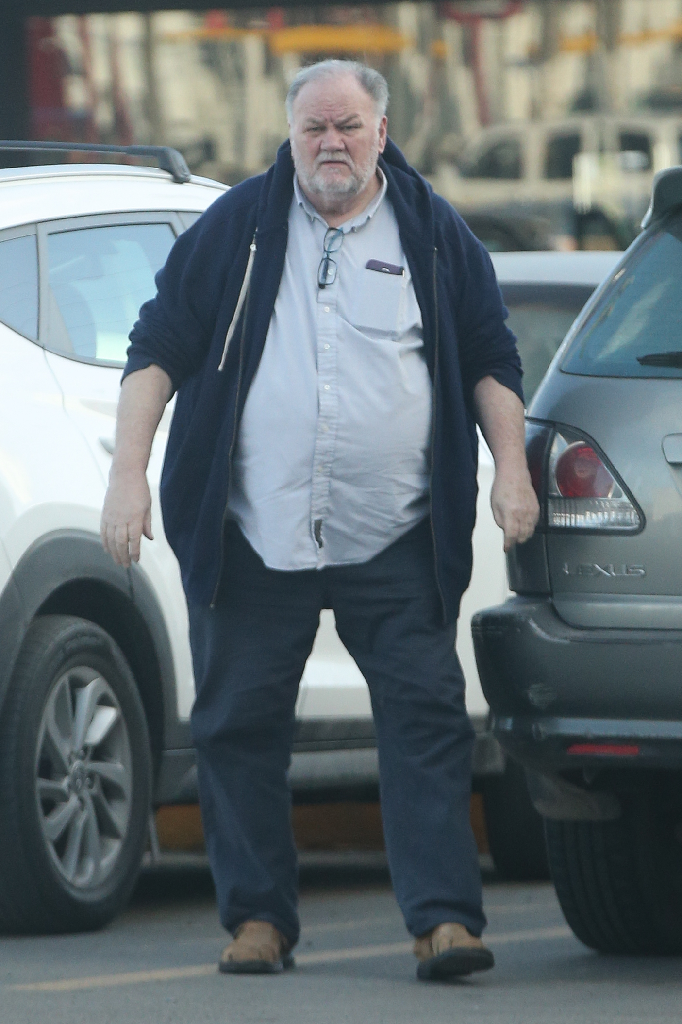 Bị con gái xa cách, bố ruột Meghan Markle tìm thấy tình yêu với nữ y tá kém 35 tuổi sau bạo bệnh: 