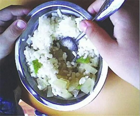 Dặn con bí mật chụp ảnh bữa ăn bán trú, bà mẹ tá hoả khi xem ảnh: Thế cũng xứng gọi là 