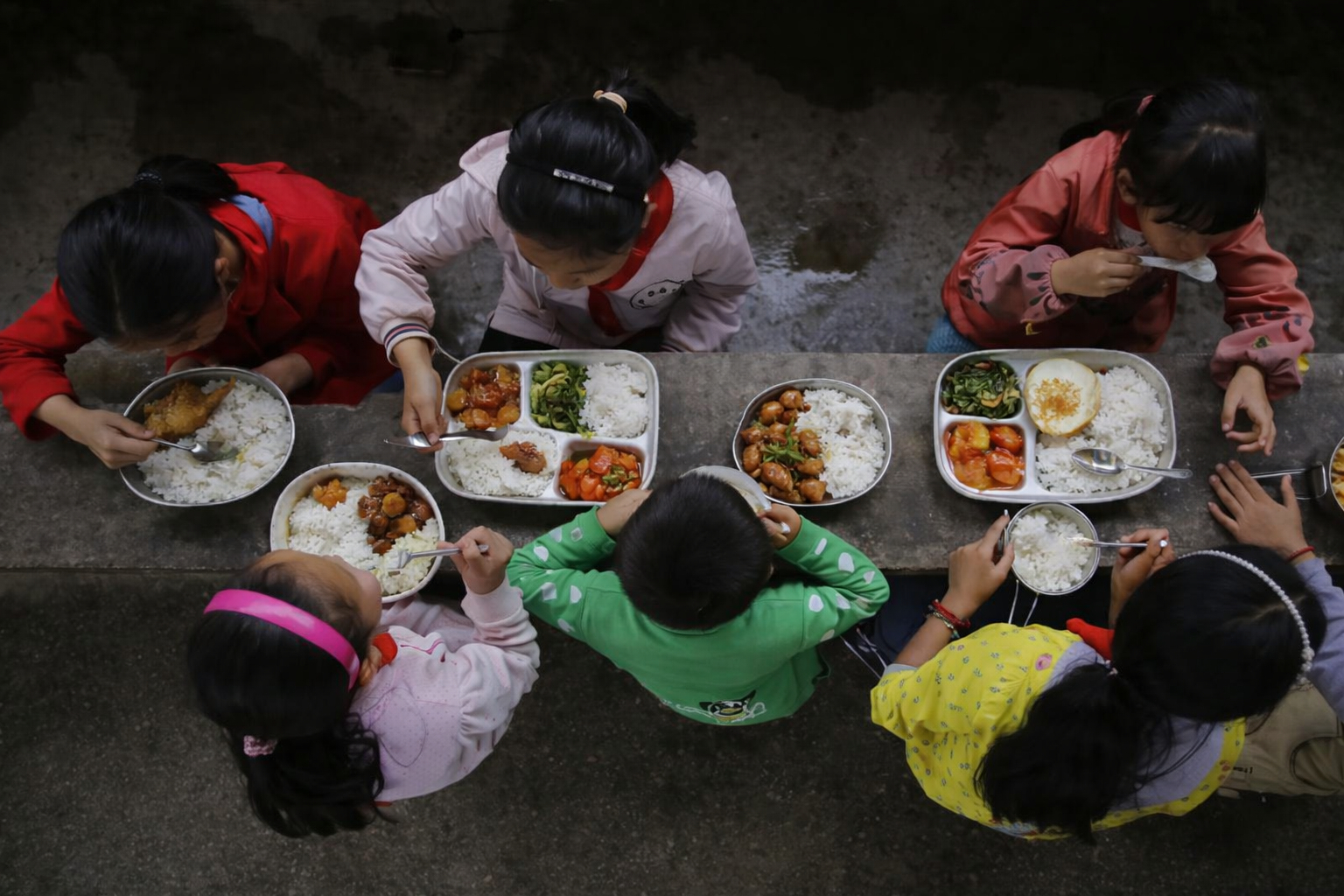 Con tôi đang ăn gì ở trường?