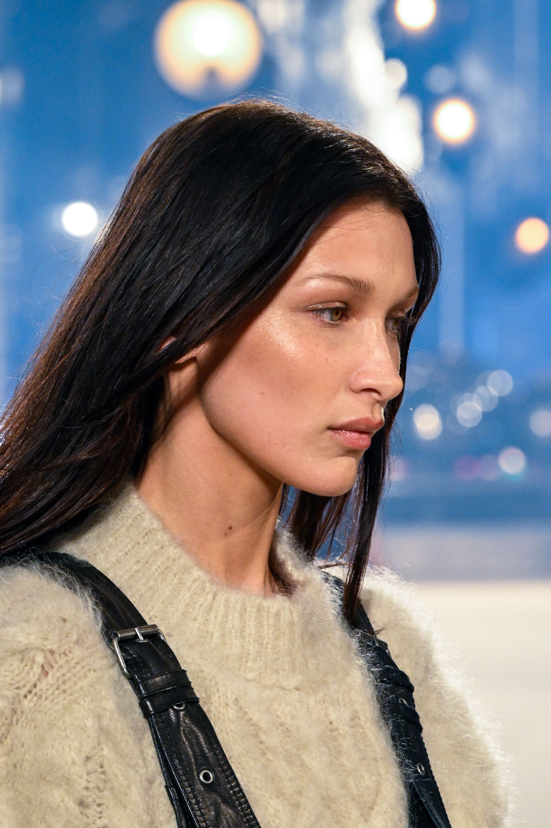 Chiếc mũi vàng của Bella Hadid.