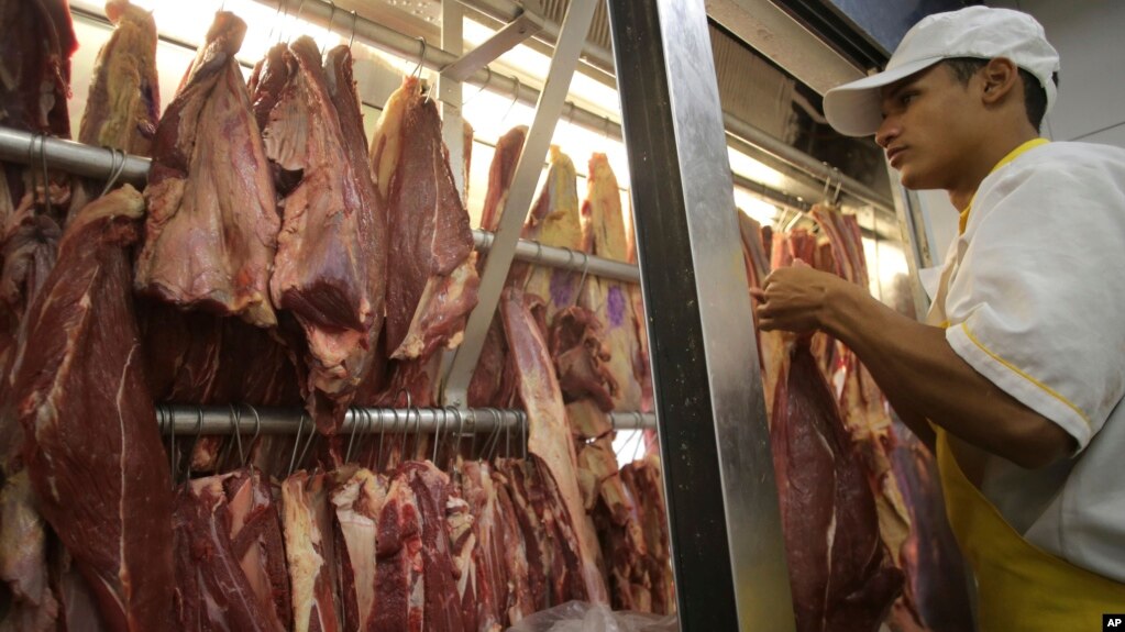 Một nhân viên đang làm việc tại một cửa hàng bán thịt ở Brasilia, Brazil