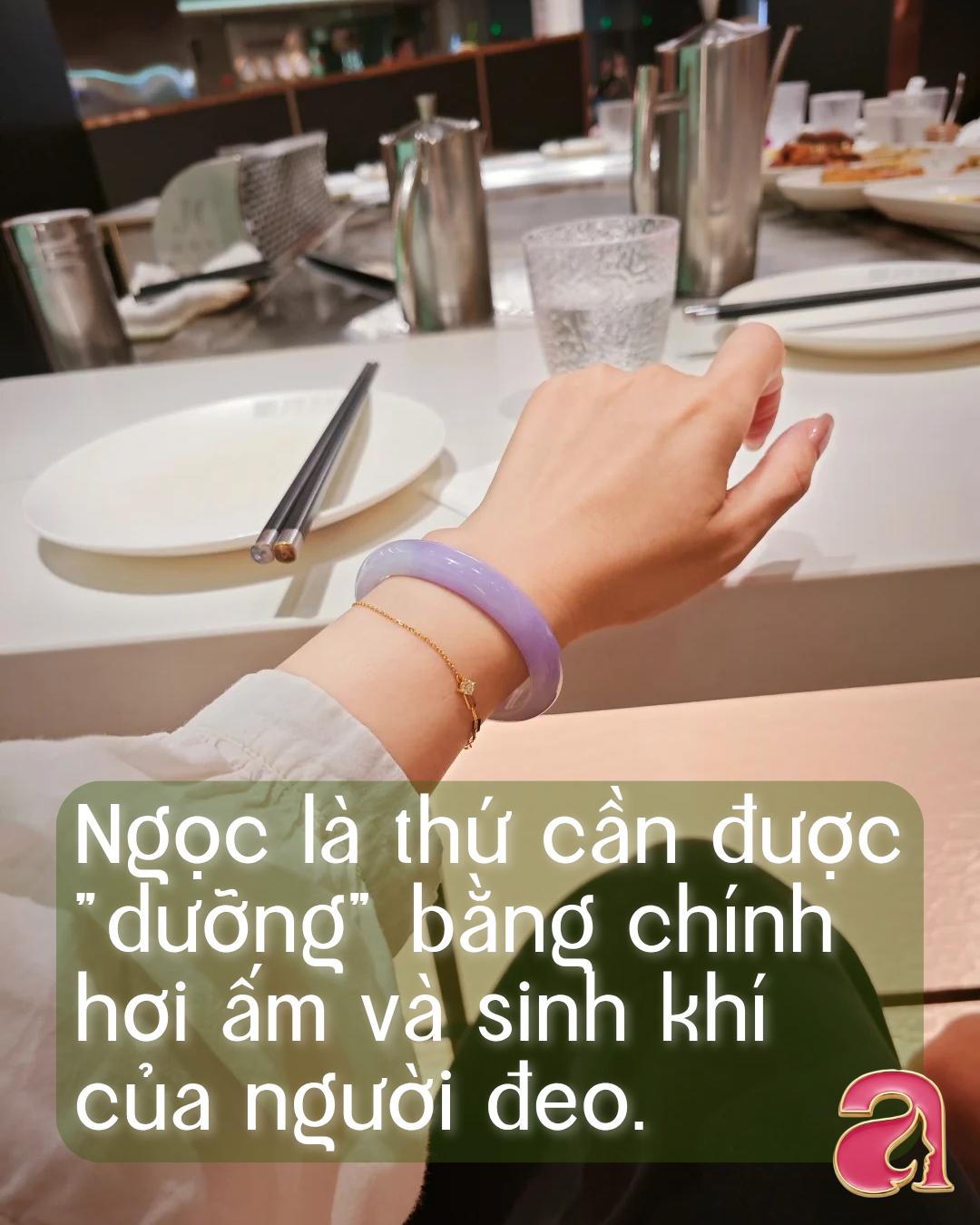 Mặc vest đen quyền lực nhưng tay lại đeo vòng ngọc: Thú chơi cao cấp ngầm tiết lộ khí chất 