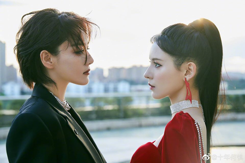 Trương Dư Hi (bên phải)