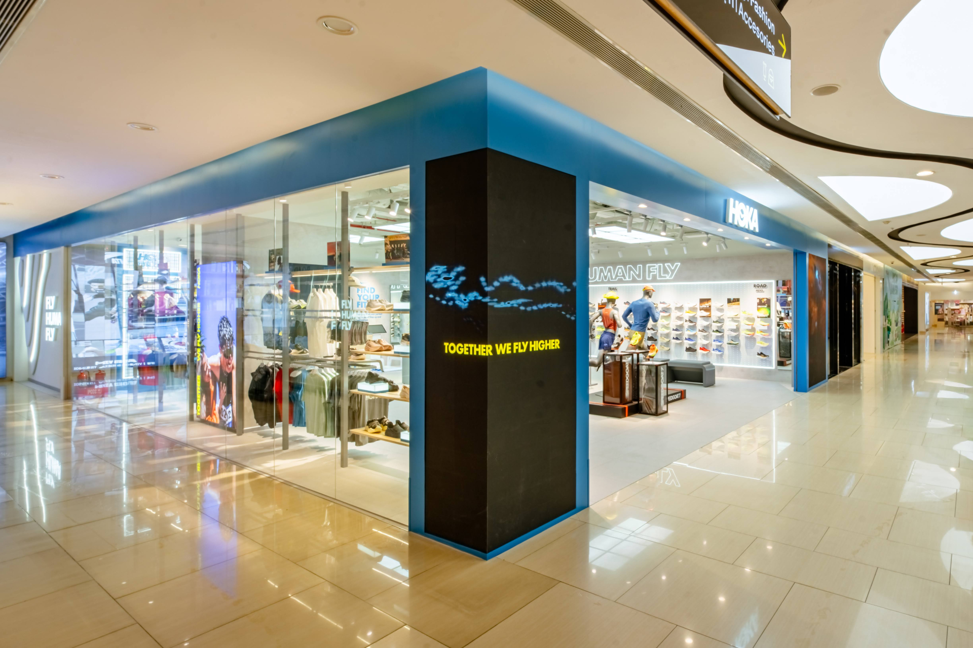 Cửa hàng của HOKA tại tầng 3 VINCOM Bà Triệu.