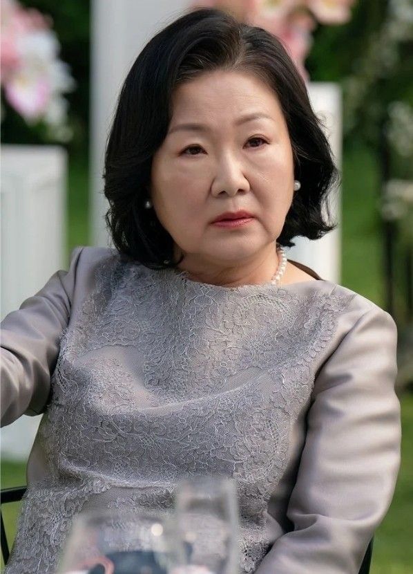 Cả đời rút ruột vì chồng vì con, đến cuối cùng điều người phụ nữ khát khao nhất lại đơn giản đến quặn lòng