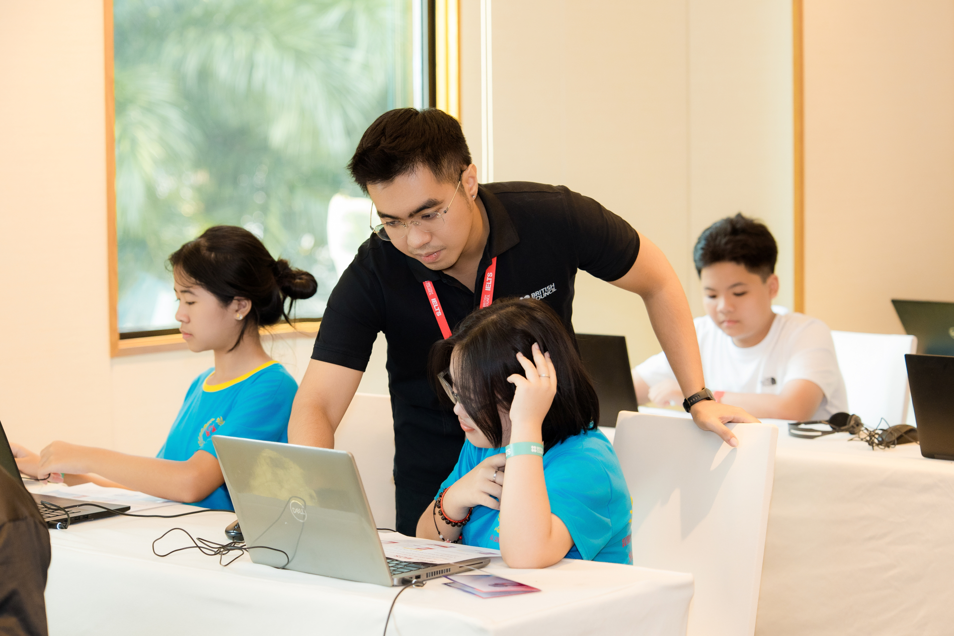 Chuyên gia hỗ trợ thí sinh tham dự thi thử