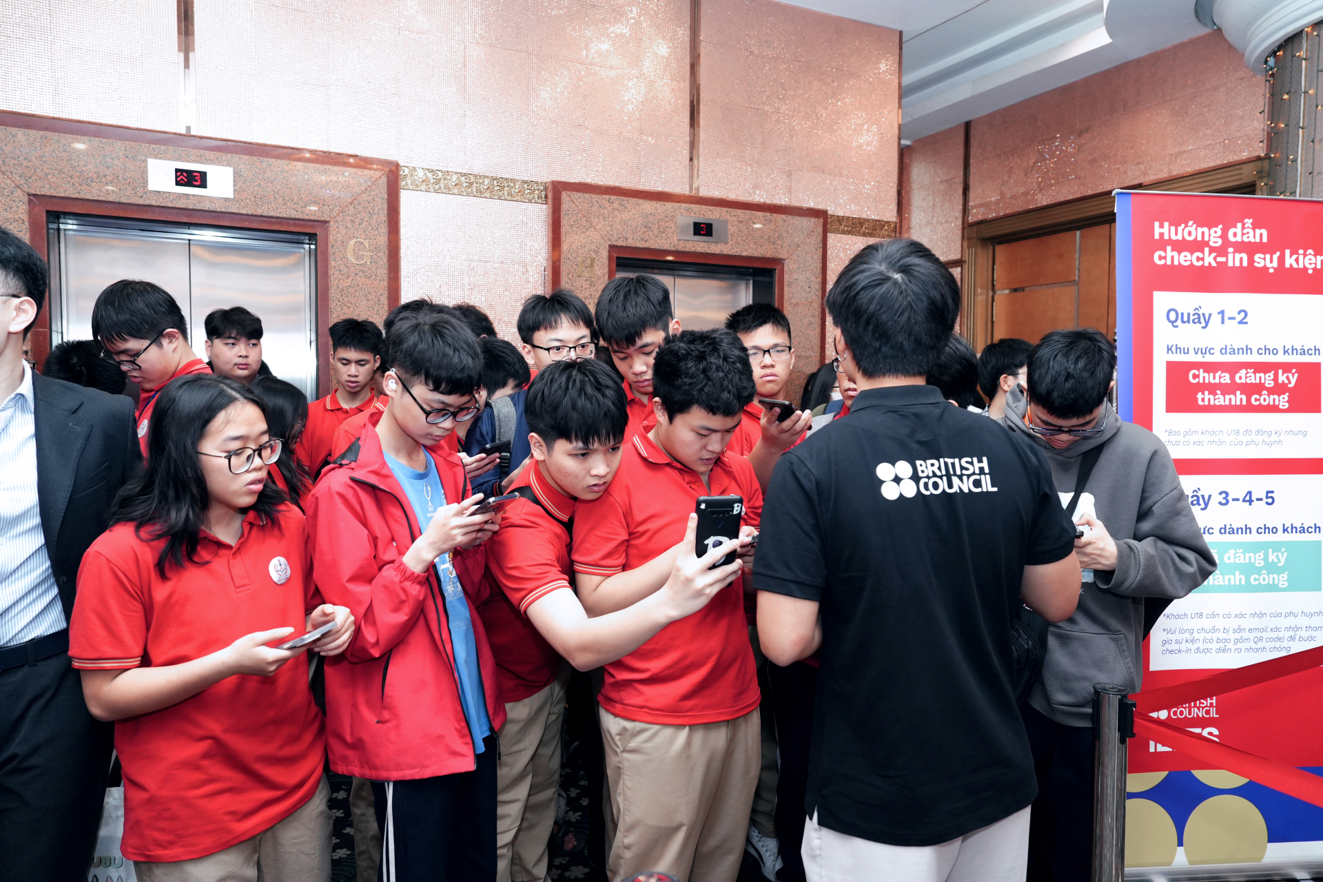 Học sinh, sinh viên check-in sự kiện 