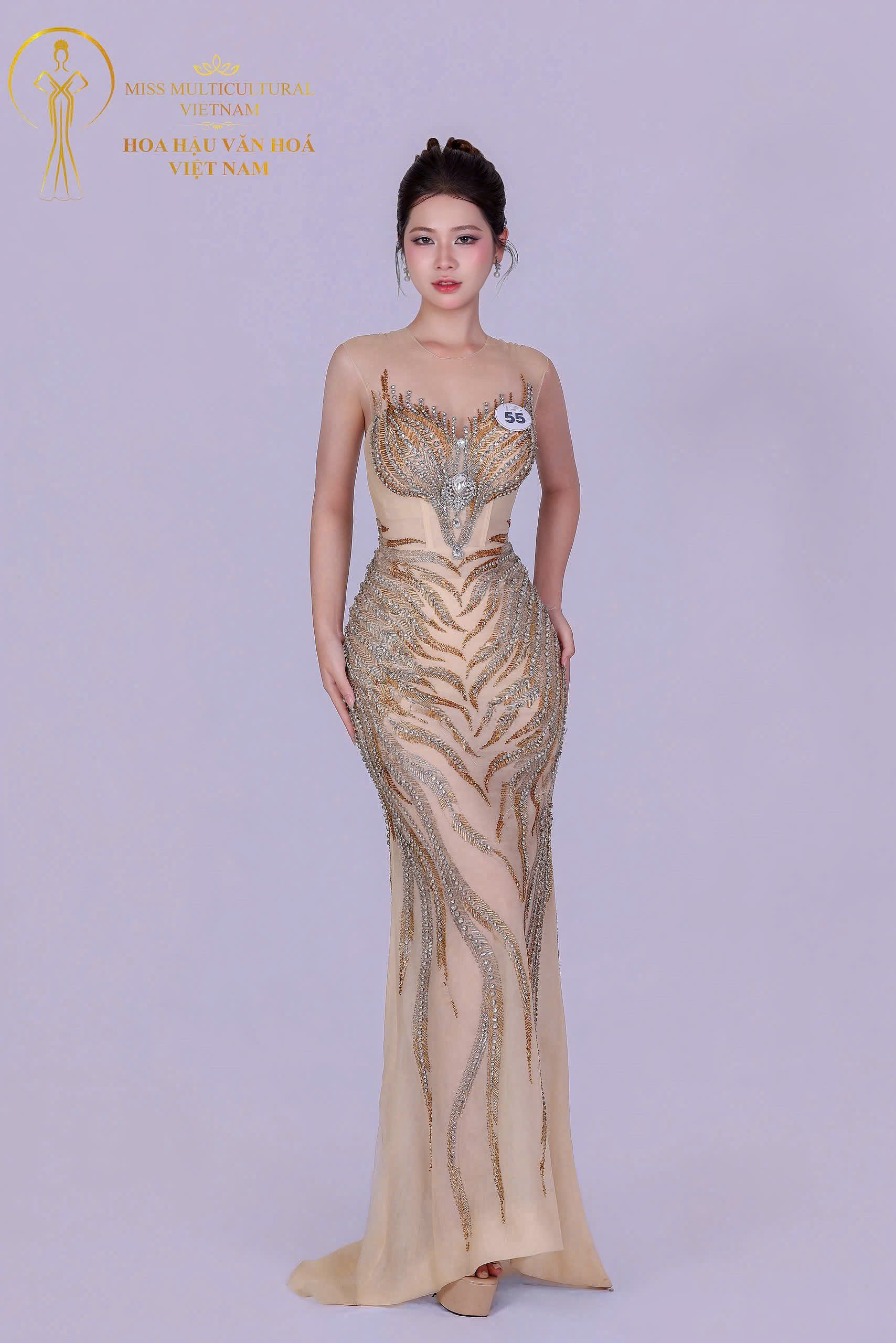 Theo nữ thiết kế, mỗi bộ trang phục là sự hòa quyện của những gam màu rực rỡ, tượng trưng cho vẻ đẹp đa sắc của người phụ nữ. Mỗi thiết kế được ví như một “đóa hoa ánh sáng”, tôn vinh vẻ đẹp rạng rỡ, đồng thời thể hiện khí chất và cá tính riêng của người phụ nữ hiện đại. Sau các vòng sơ loại, nhiều thí sinh được đánh giá là “ứng viên nặng ký” khi sở hữu cả sắc vóc, trí tuệ và bản lĩnh sân khấu.