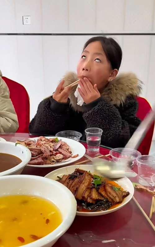 Bức ảnh đứa trẻ ngồi ăn cơm gây tranh cãi