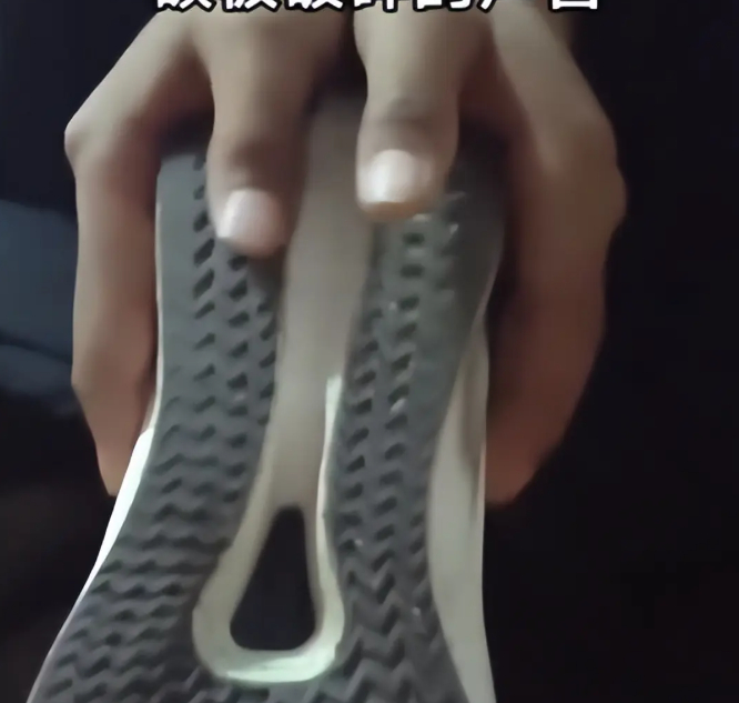 Đôi giày bị đứa trẻ phá hỏng chỉ để khoe mẽ với bạn bè