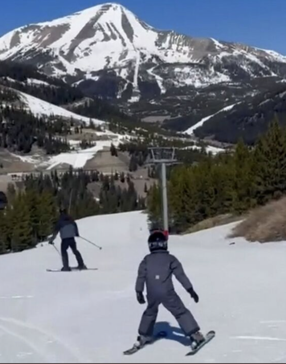 Meghan Markle khoe clip con trai trượt tuyết, dân mạng lại soi ra điểm bất thường: