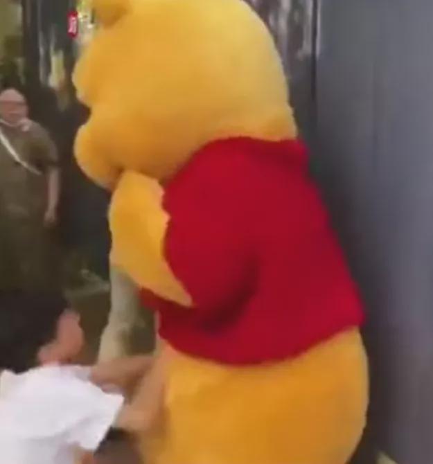 Một đoạn video lan truyền trên mạng ghi lại cảnh một em nhỏ bất ngờ lao tới, liên tục đấm vào bụng một nhân vật “Gấu Pooh” tại Disneyland Thượng Hải (Trung Quốc).