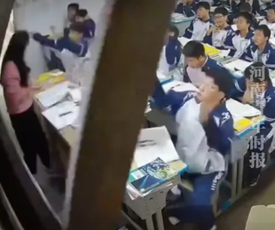 Tấm bảng đen bất ngờ đổ ụp xuống lưng cô giáo, phản ứng vô thức của 2 nam sinh CÁ BIỆT khiến cô giáo 4 năm sau vẫn khóc!