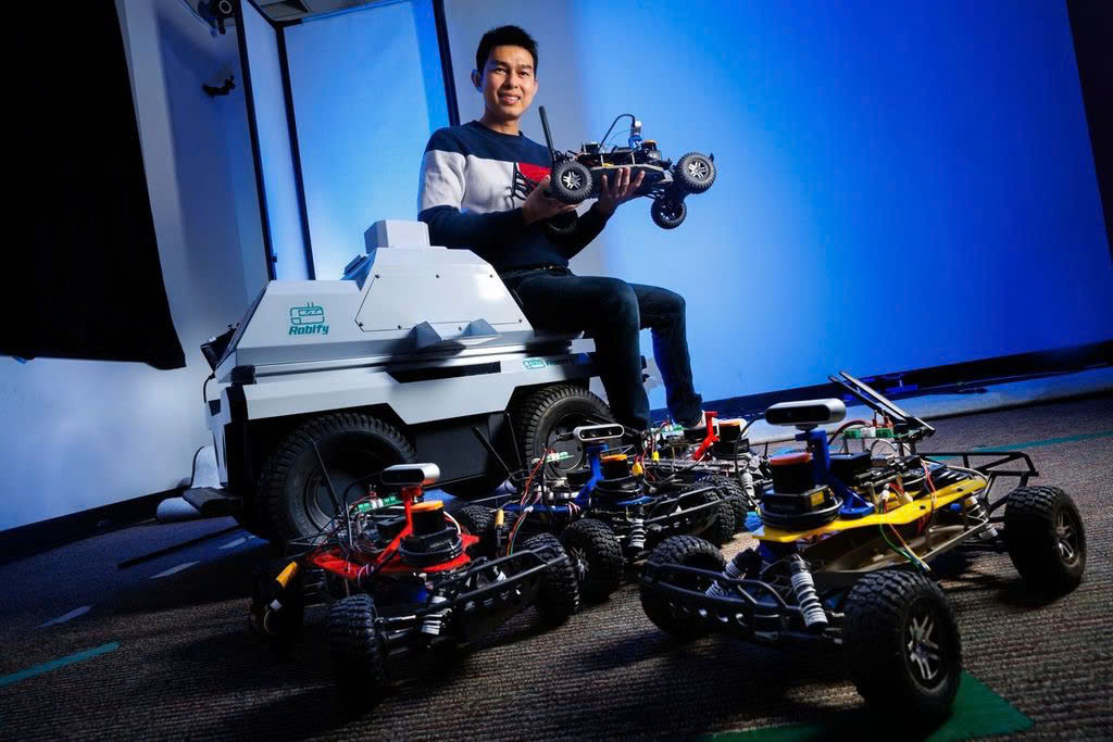 Sau dấu mốc này, ông tiếp tục theo đuổi các nghiên cứu liên quan đến an toàn của mạng thần kinh và hệ thống tự học, đồng thời chuyển công tác sang Đại học Florida. 