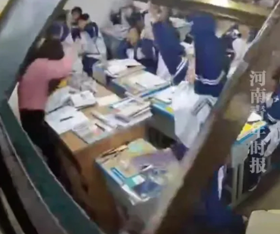 Tấm bảng đen bất ngờ đổ ụp xuống lưng cô giáo, phản ứng vô thức của 2 nam sinh CÁ BIỆT khiến cô giáo 4 năm sau vẫn khóc!