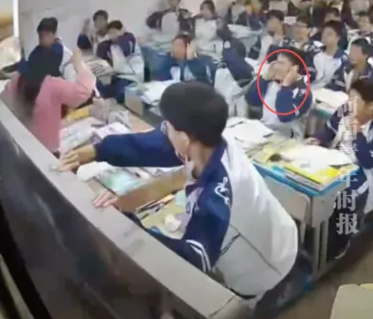 Tấm bảng đen bất ngờ đổ ụp xuống lưng cô giáo, phản ứng vô thức của 2 nam sinh CÁ BIỆT khiến cô giáo 4 năm sau vẫn khóc!