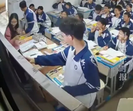 Tấm bảng đen bất ngờ đổ ụp xuống lưng cô giáo, phản ứng vô thức của 2 nam sinh CÁ BIỆT khiến cô giáo 4 năm sau vẫn khóc!