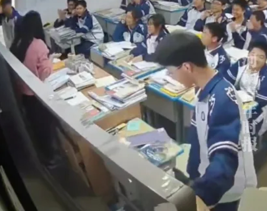 Phản ứng cực nhanh của 2 nam sinh