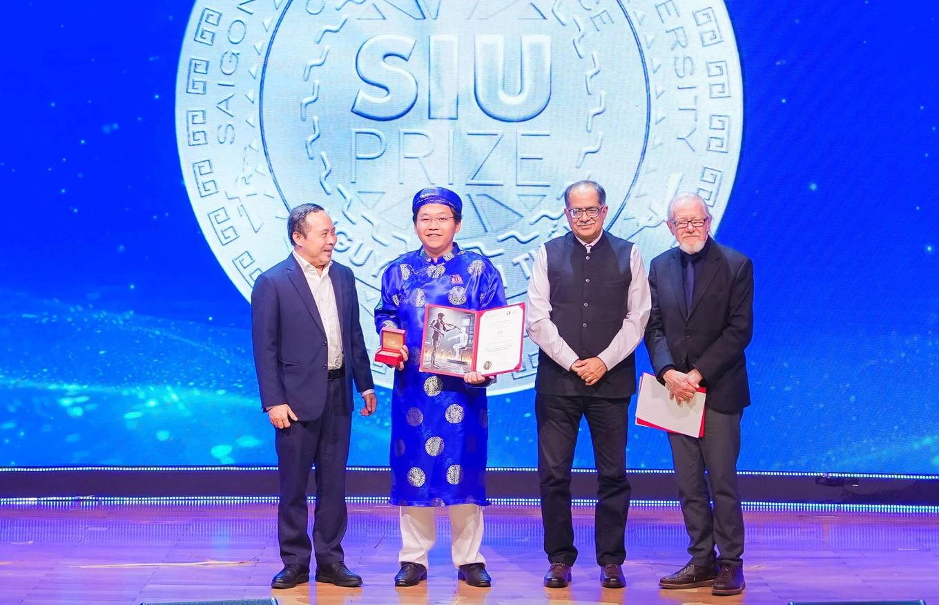Ở hạng mục giải Nhì SIU Prize, TS Nguyễn Anh Tuấn được vinh danh với luận án về giao diện thần kinh điện sinh học có độ chính xác cao, hướng tới sự cộng sinh giữa con người và máy móc. 