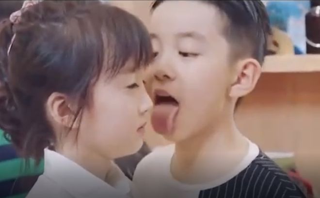 Xung đột giữa hai gia đình bùng phát ngay lập tức, gây ra nhiều tranh luận trên mạng xã hội. 