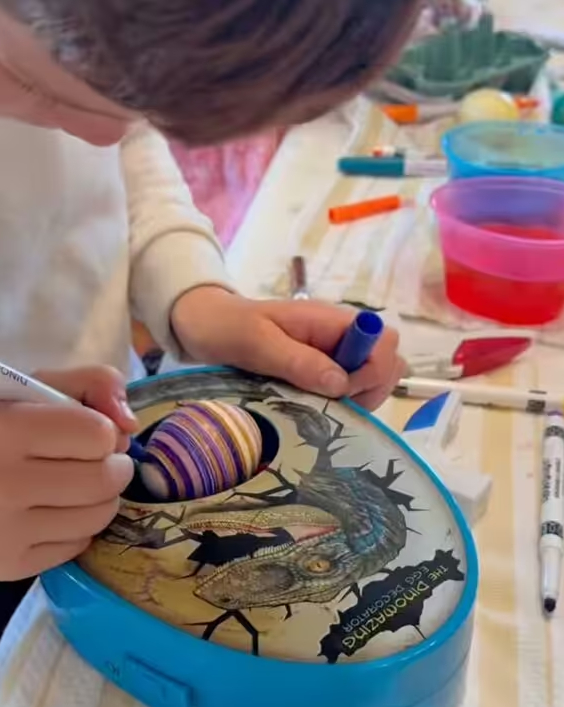 Giữa lúc Hoàng gia Anh tề tựu trang nghiêm, Meghan khoe clip hai con chơi đùa giản dị: Harry lặn mất tăm vì lý do này?