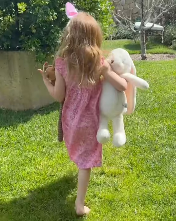 Giữa lúc Hoàng gia Anh tề tựu trang nghiêm, Meghan khoe clip hai con chơi đùa giản dị: Harry lặn mất tăm vì lý do này?