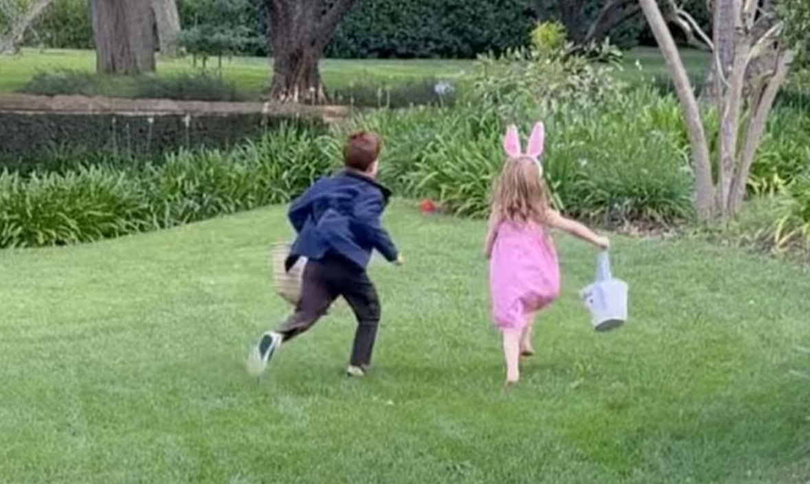 Giữa lúc Hoàng gia Anh tề tựu trang nghiêm, Meghan khoe clip hai con chơi đùa giản dị: Harry lặn mất tăm vì lý do này?