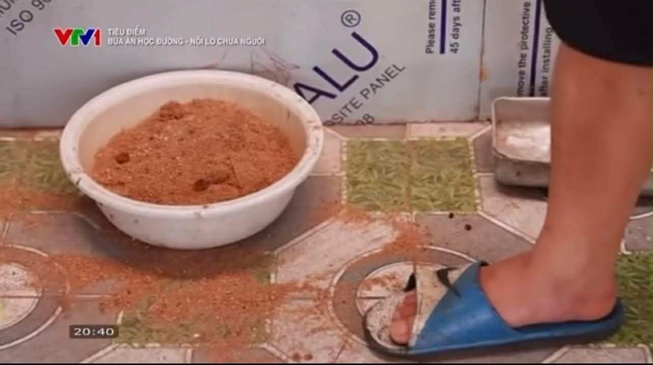 Những câu trả lời NGÂY NGÔ đến VÔ LÝ của bà hiệu trưởng và ông chủ cơ sở cung cấp suất ăn bán trú: Không biết nên cười hay mếu!