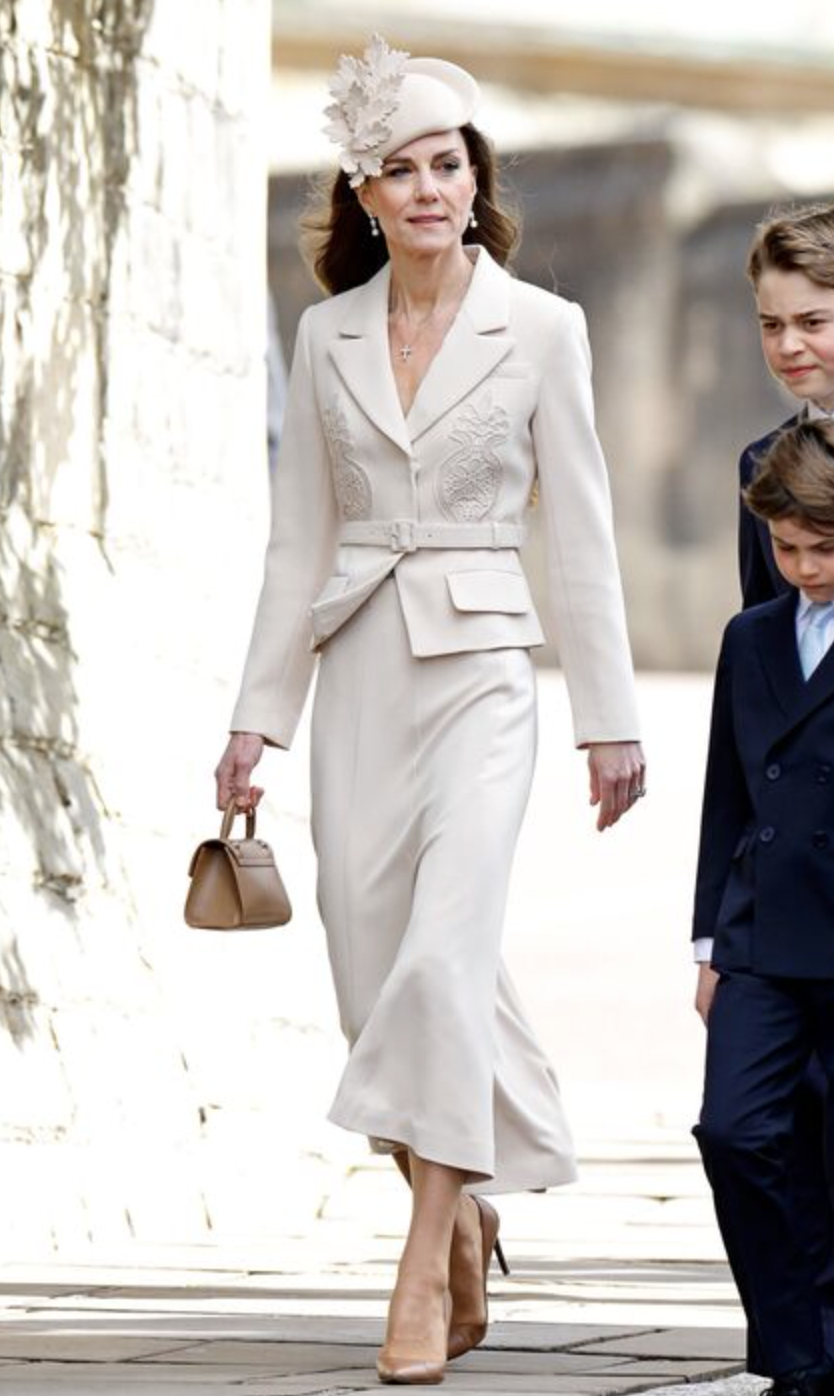 Tái xuất cẩn trọng kín bưng, Kate Middleton vẫn hứng 