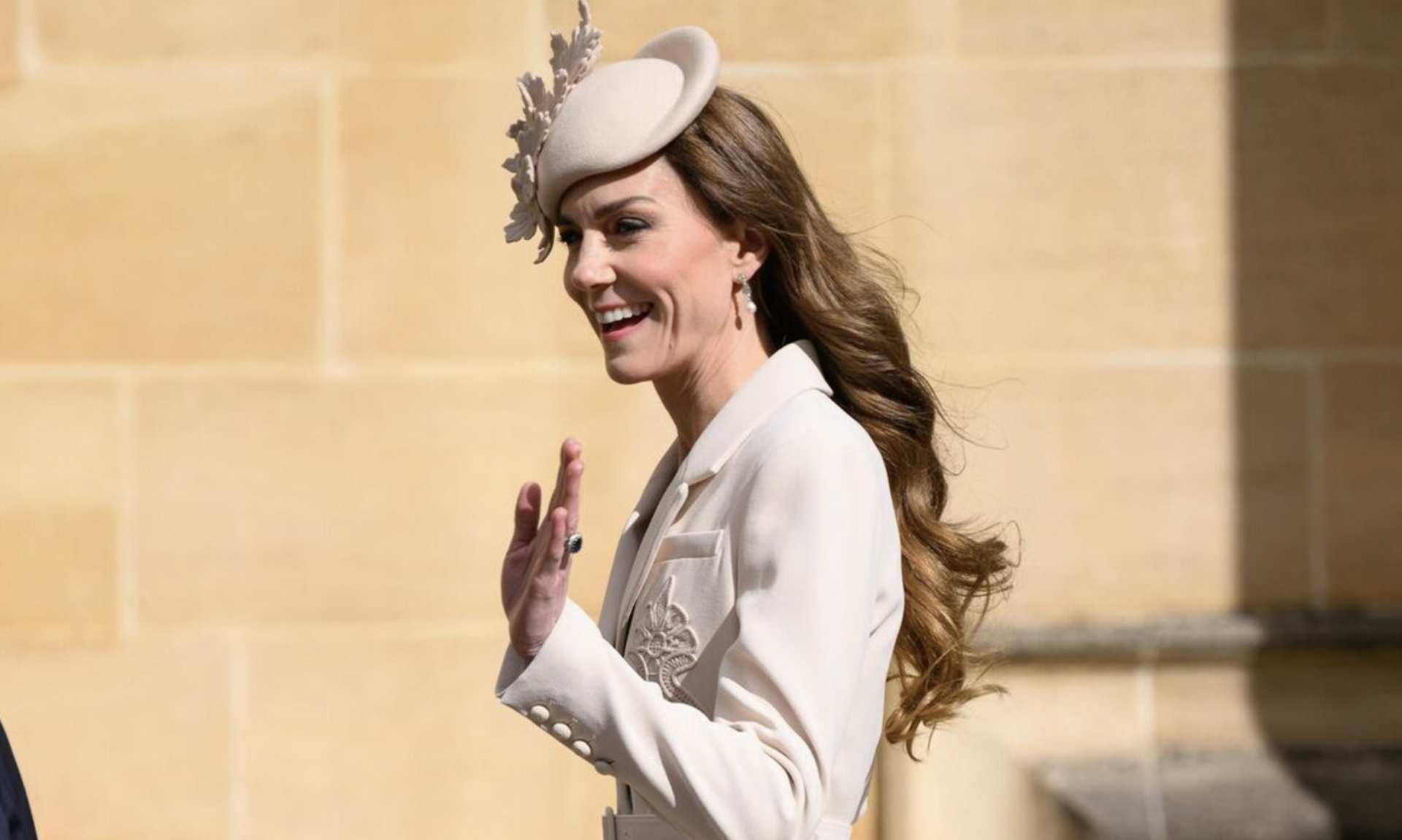 Tái xuất cẩn trọng kín bưng, Kate Middleton vẫn hứng 