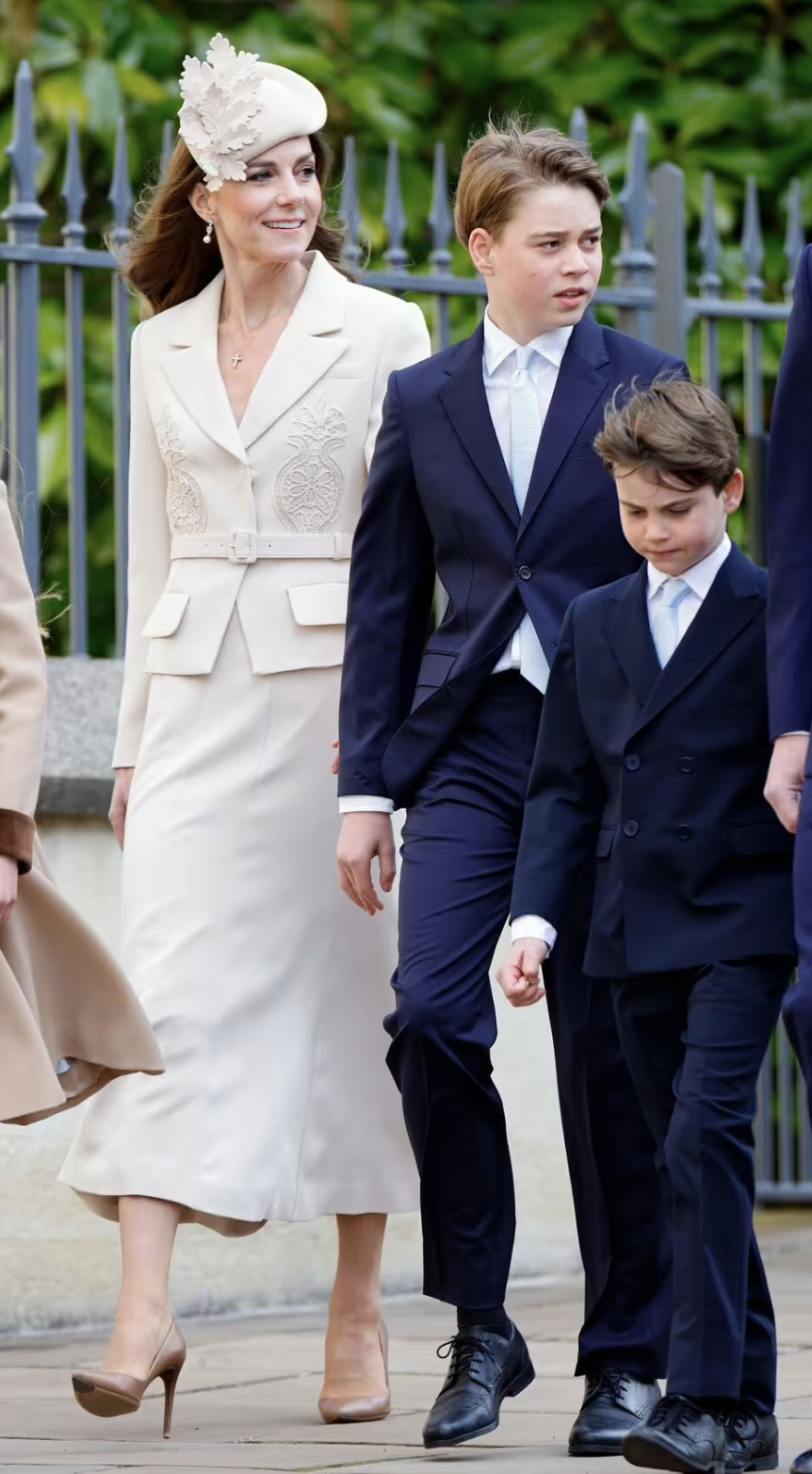 Tái xuất cẩn trọng kín bưng, Kate Middleton vẫn hứng 