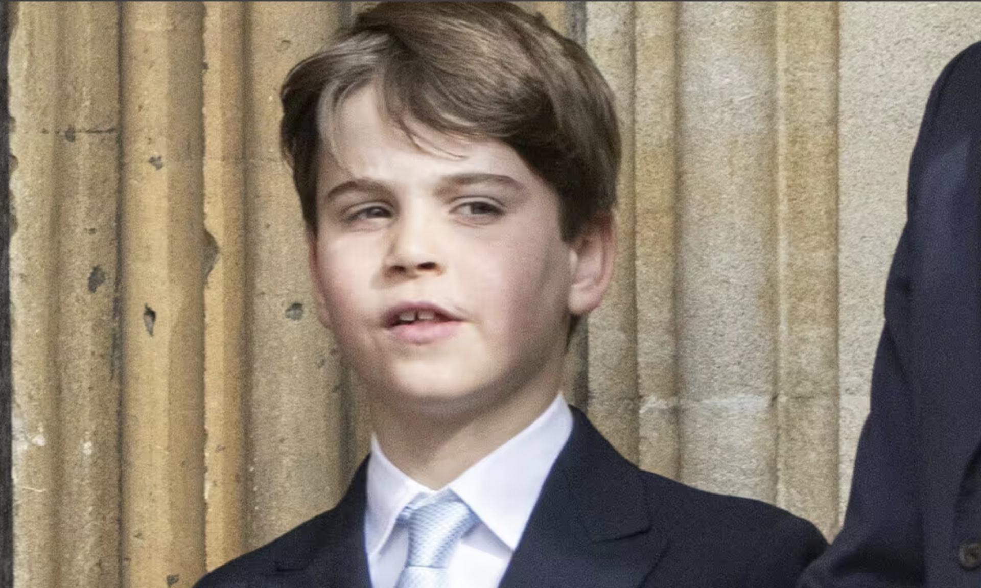 Hoàng tử Louis lộ diện trong lễ Phục sinh: Cậu út nhà Kate khiến fan rần rần vì ngoại hình trông hệt như