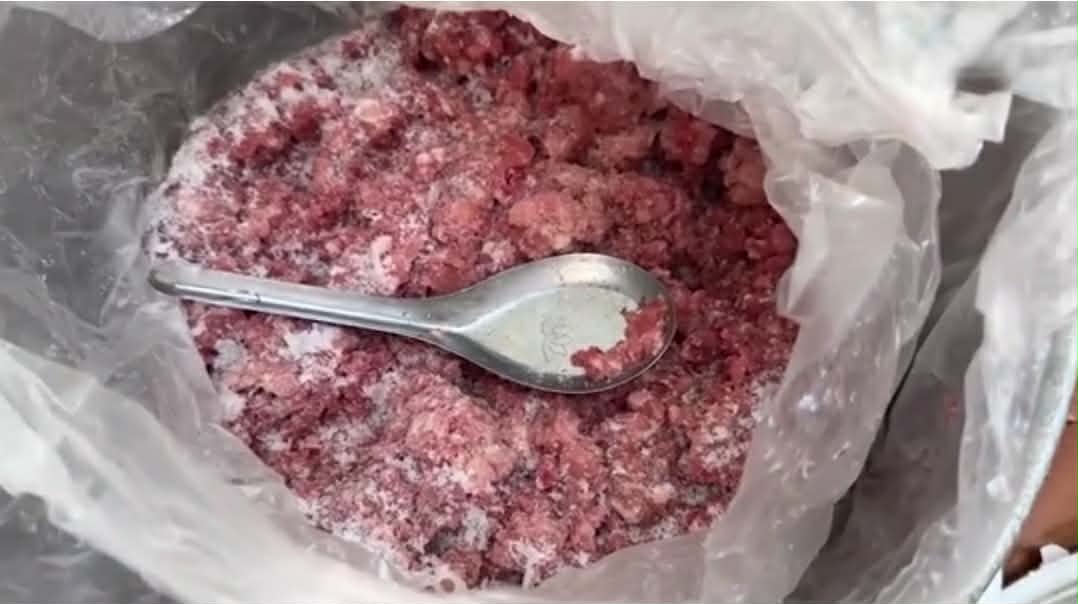 Ảnh thịt có dấu hiệu bất thường do người dân cung cấp