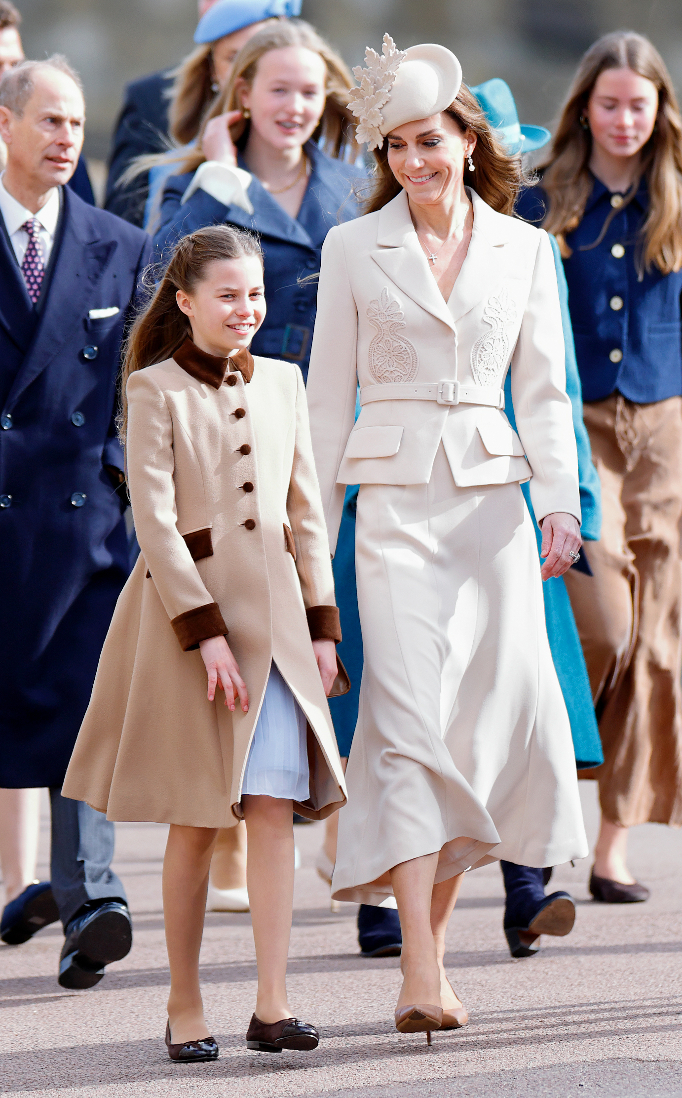 Bóc giá set đồ Phục Sinh của Công chúa Charlotte: Diện lại áo cũ vẫn thần thái, màu váy xanh gửi gắm thông điệp tinh tế thay phần mẹ