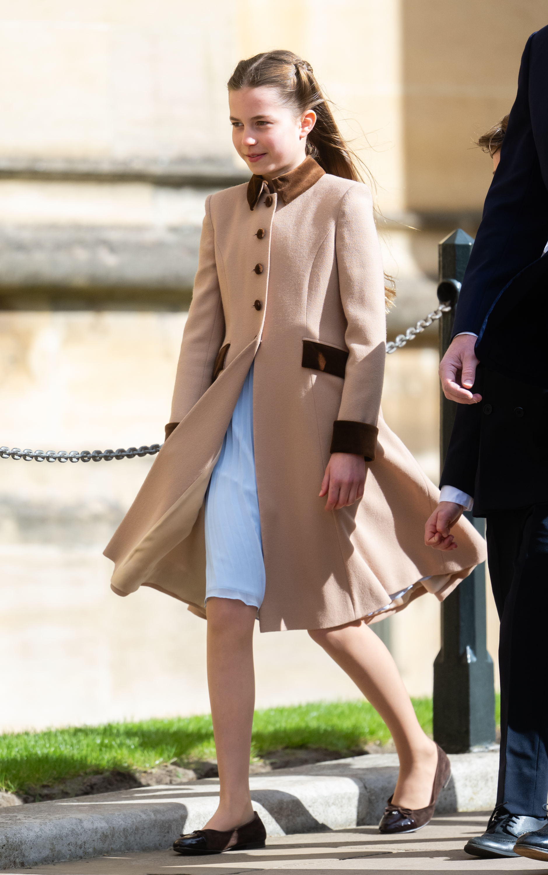 Bóc giá set đồ Phục Sinh của Công chúa Charlotte: Diện lại áo cũ vẫn thần thái, màu váy xanh gửi gắm thông điệp tinh tế thay phần mẹ