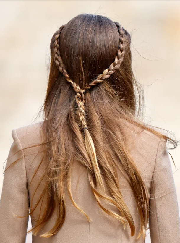 Mái tóc mây tết vương miện của Công chúa Charlotte khiến bố William