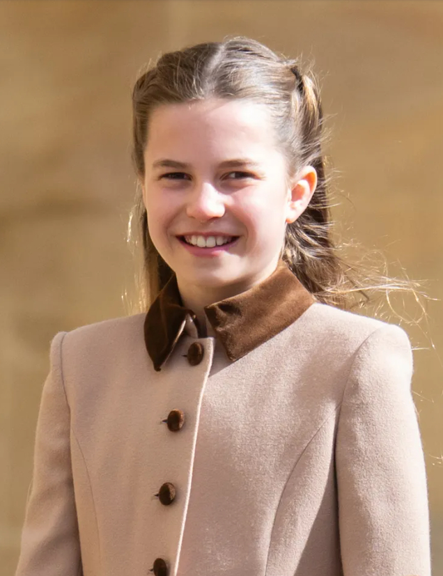 Mái tóc mây tết vương miện của Công chúa Charlotte khiến bố William