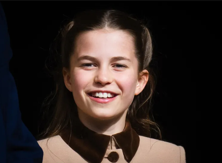 Mái tóc mây tết vương miện của Công chúa Charlotte khiến bố William