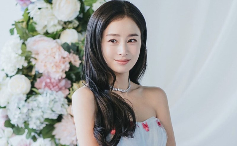 Kim Tae Hee từng bị ảnh hưởng nặng nề bởi những tin đồn vô căn cứ, trong đó có cả thông tin cô bí mật kết hôn với một thiếu gia và sinh con.