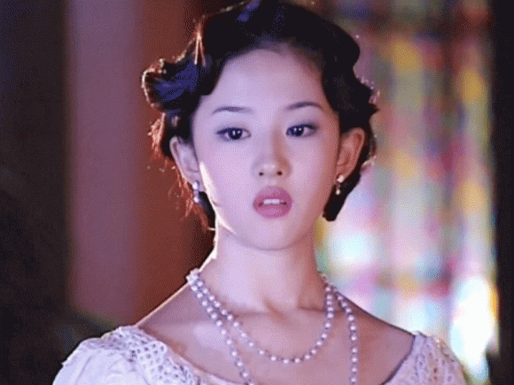 Từng có một mỹ nhân mới 14 tuổi vào vai tiểu thư kiêu kỳ, khí chất sang chảnh ấy đến nay vẫn là chuẩn mực khó vượt qua