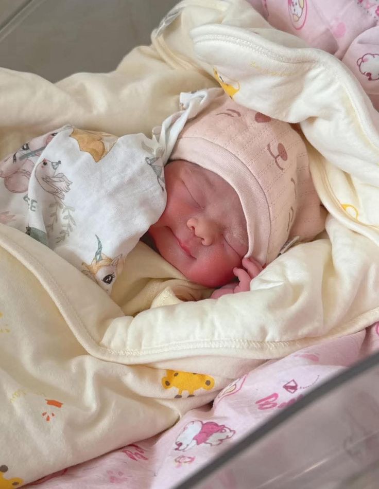 Vừa hết tháng ở cữ, trẻ sơ sinh quấy khóc liên tục: 6 nguyên nhân phổ biến cha mẹ không nên bỏ qua