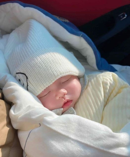 Vừa hết tháng ở cữ, trẻ sơ sinh quấy khóc liên tục: 6 nguyên nhân phổ biến cha mẹ không nên bỏ qua