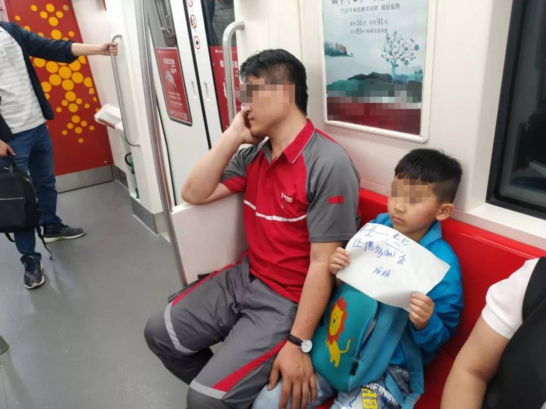 Khi thấy cha ngủ, mỗi khi có hành khách đến gần, cậu bé liền giơ tờ giấy với dòng chữ: