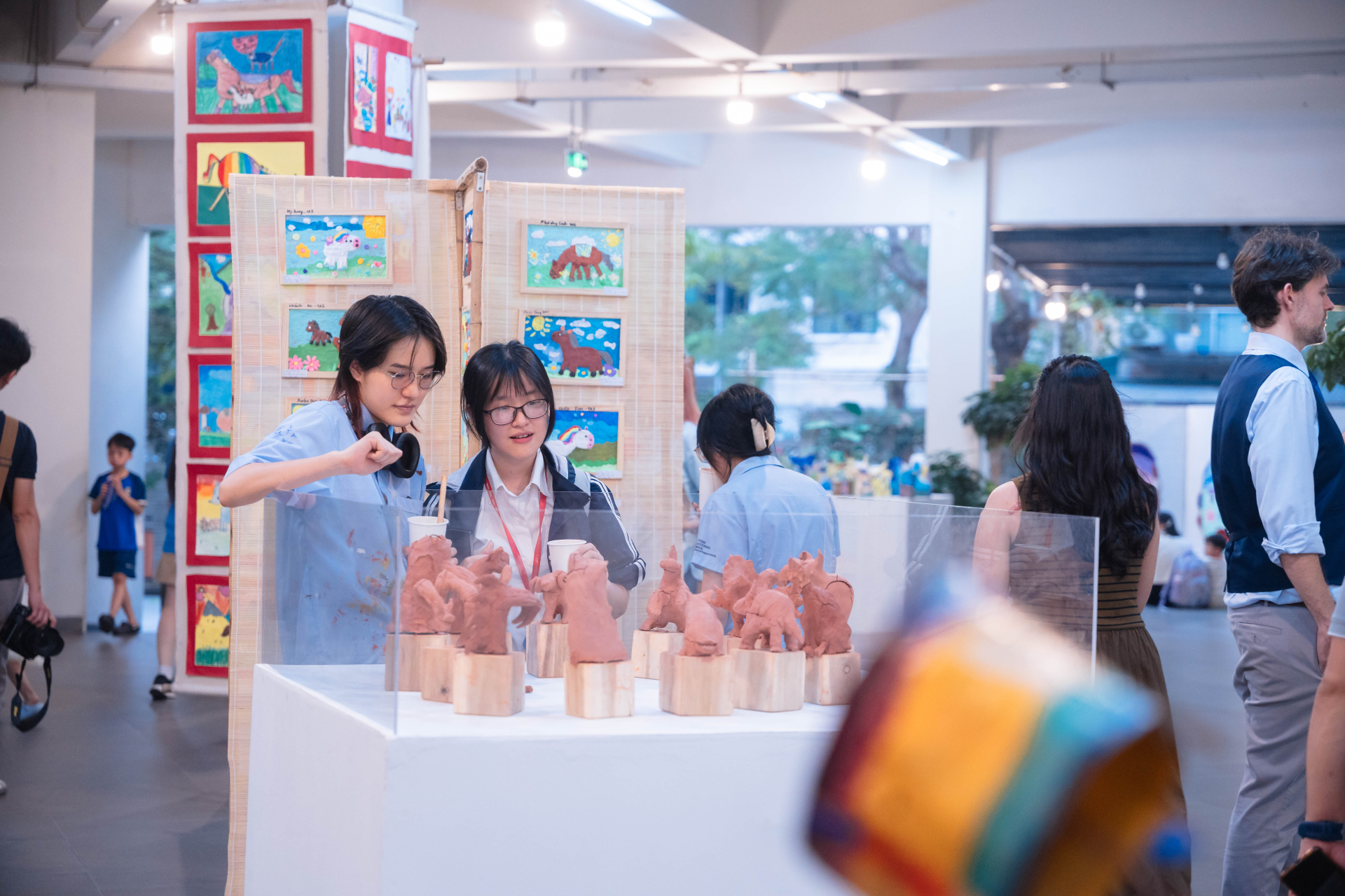 Học sinh và phụ huynh thích thú ngắm các tác phẩm