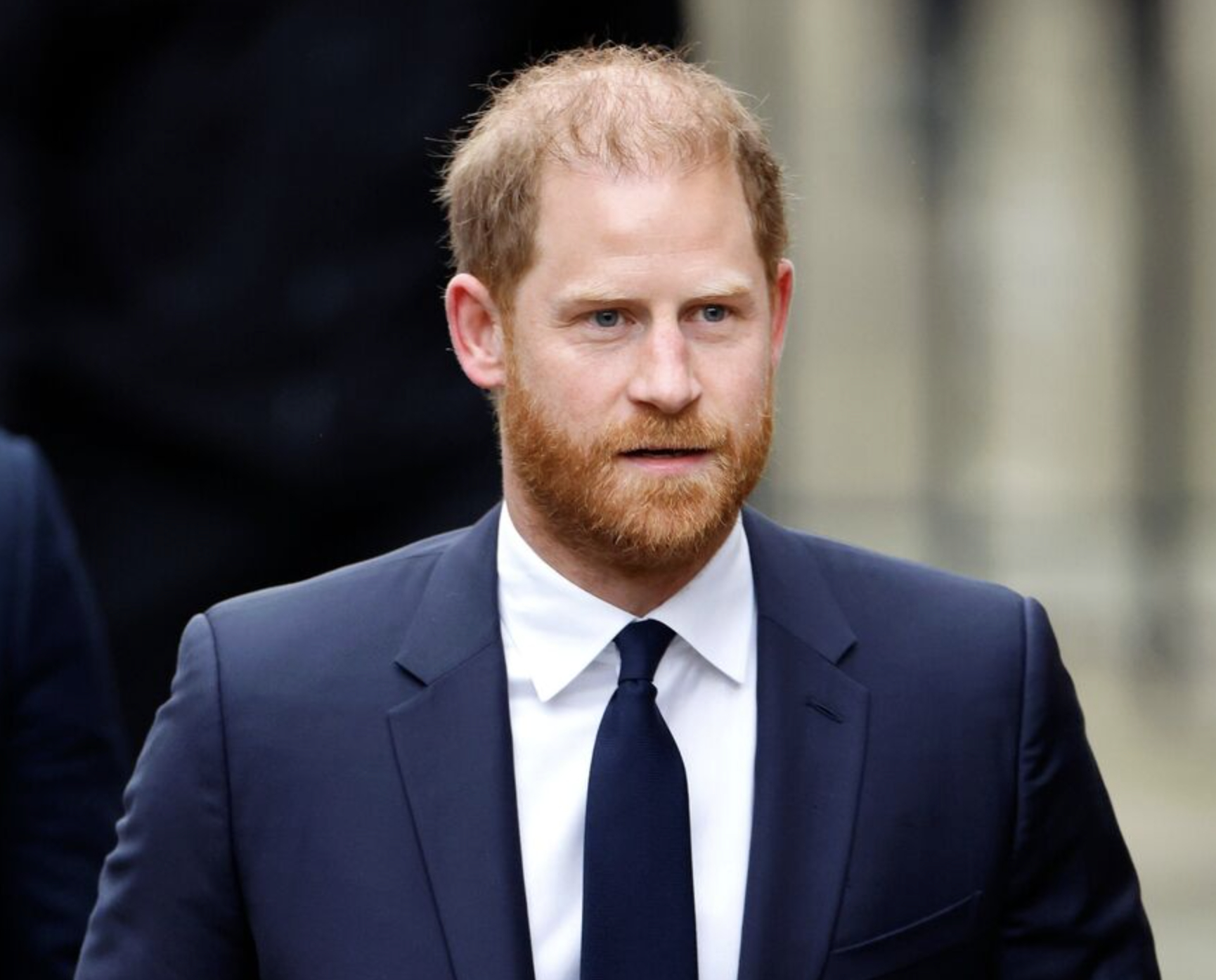 Bị quỹ từ thiện 20 năm ruột thịt đâm đơn kiện, Vương tử Harry ôm