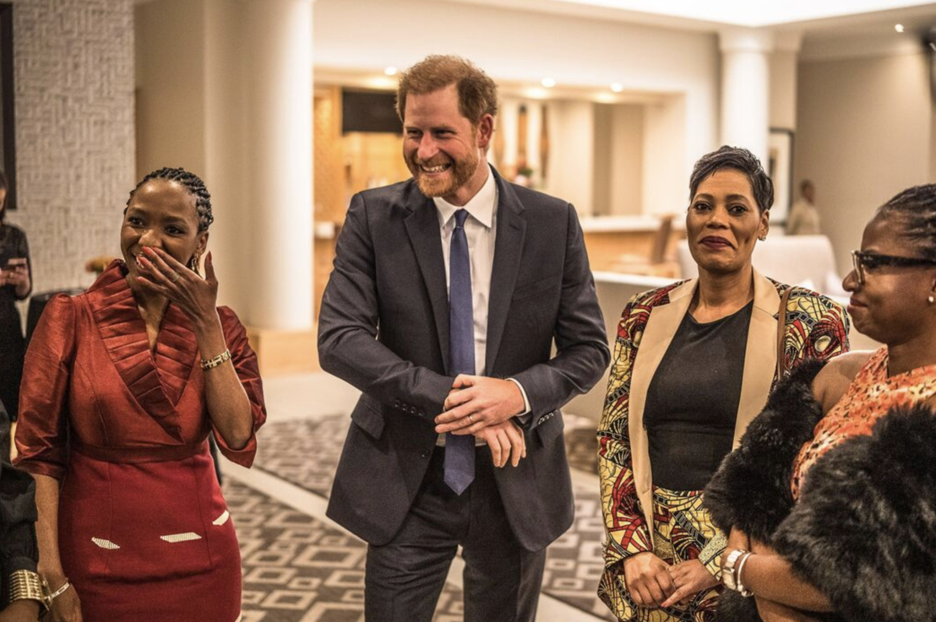 Bị quỹ từ thiện 20 năm ruột thịt đâm đơn kiện, Vương tử Harry ôm