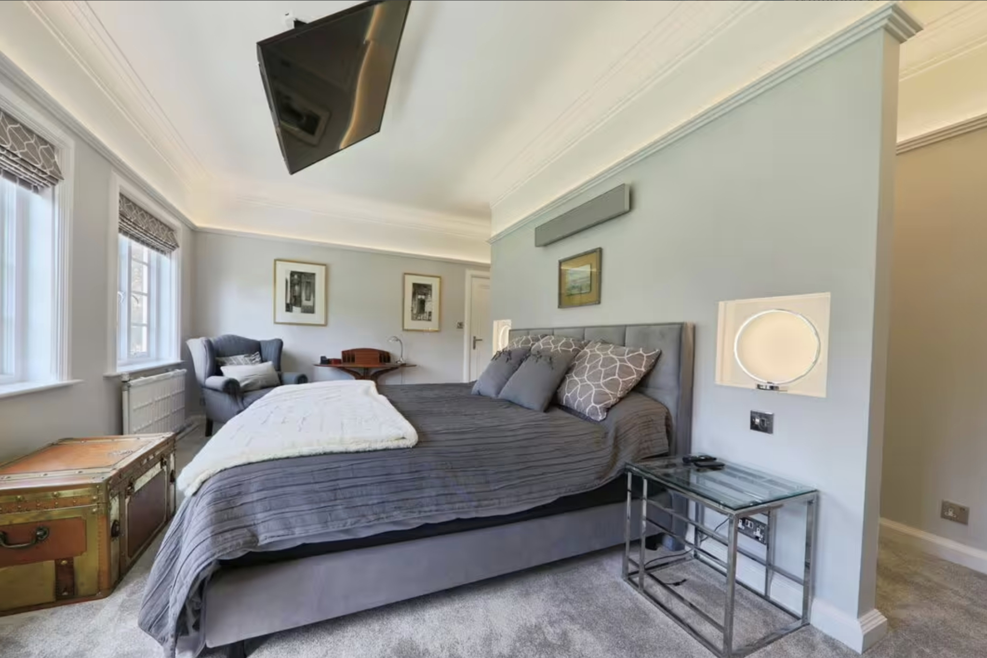 Hoàng gia Anh ráo bán biệt thự giá hơn 45 tỷ đồng